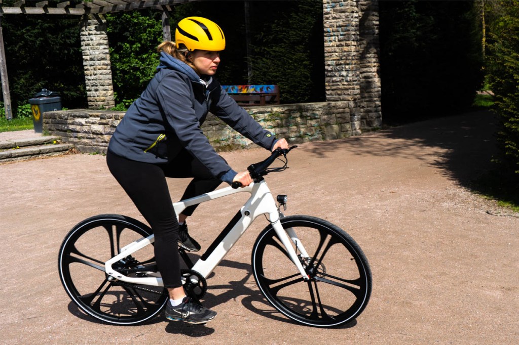 Livebild einer jungen Frau mit gelbem Helm auf dem weißen Blade One von IO Mobility.