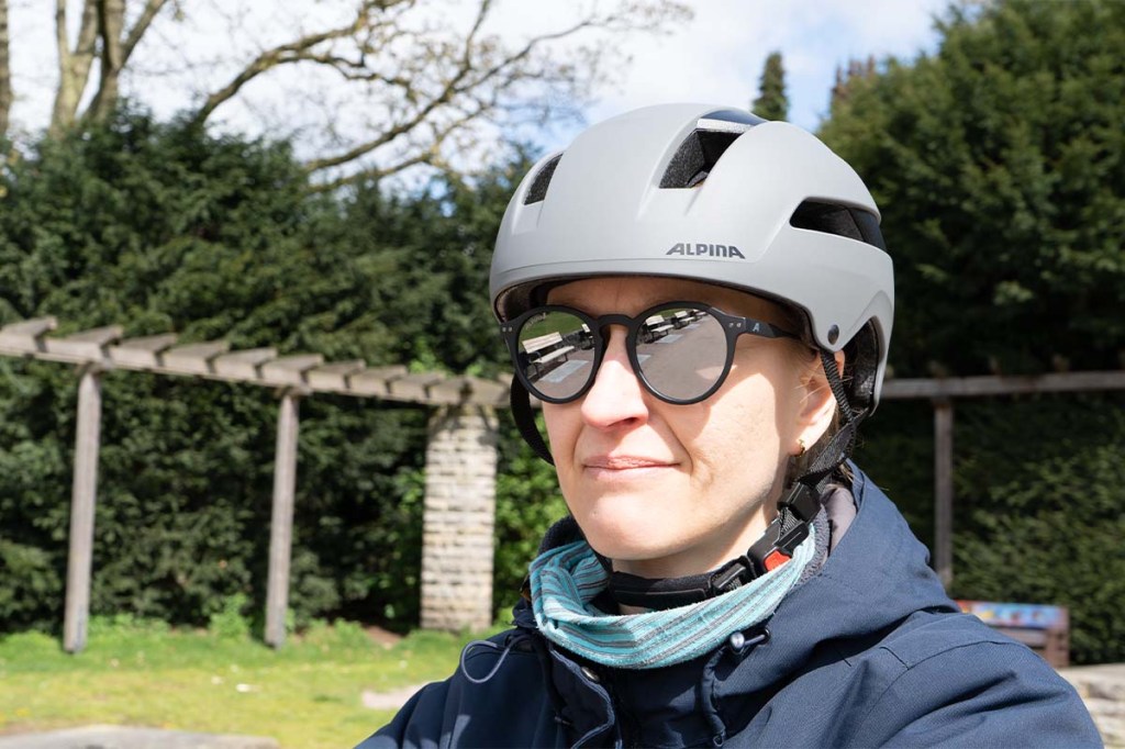 Nahaufnahme Frau mit Brille und Fahrradhelm