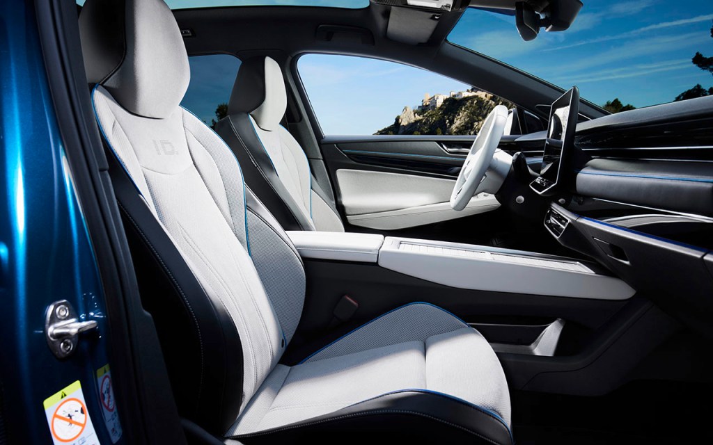 Blick in den Innenraum des Volkswagen ID.7 mit Fahrer- und Beifahrersitz, die eine Massagefunktion besitzen sollen.