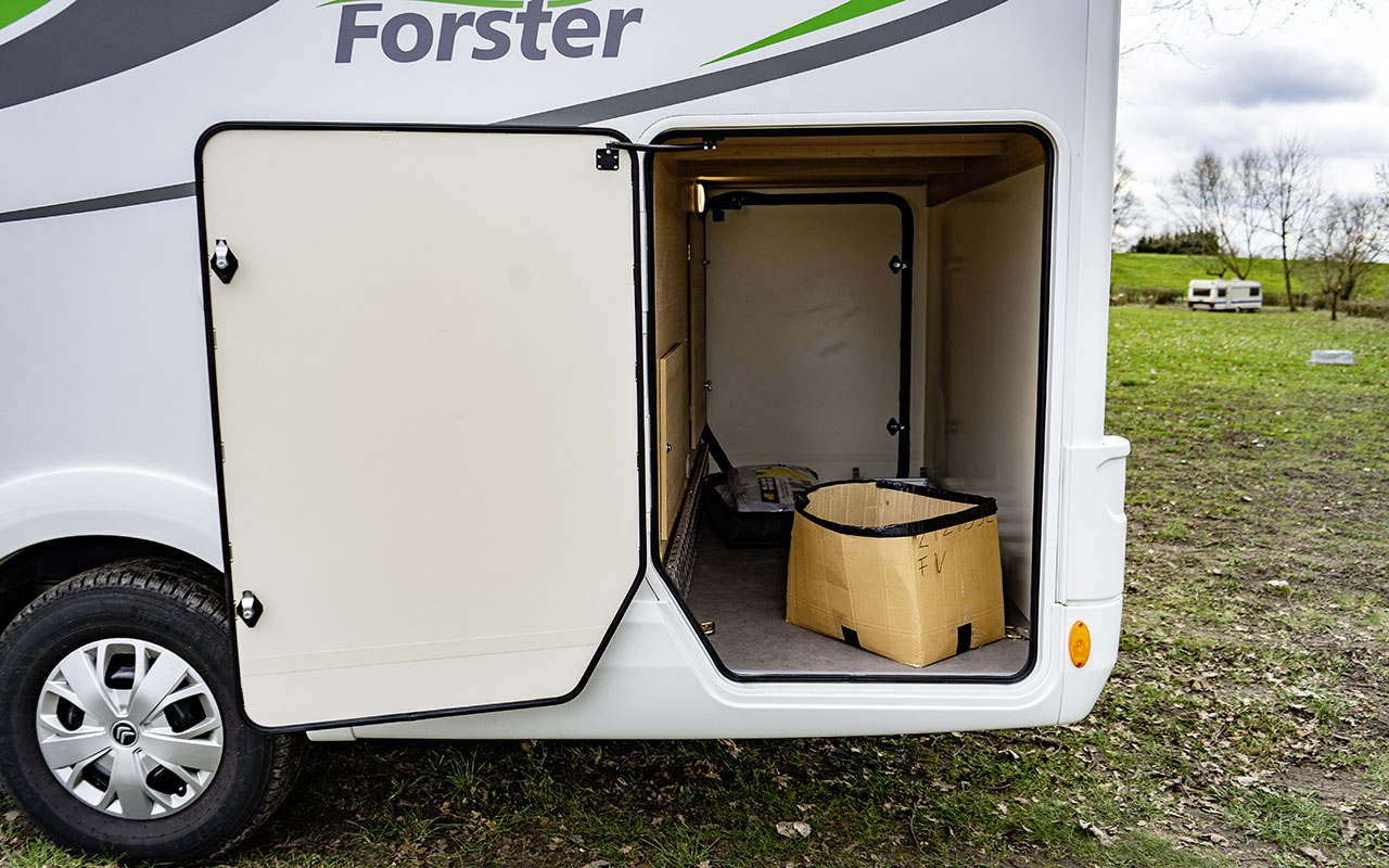 Heckgarage mit geöffneter Tür bei einem Wohnmobil.