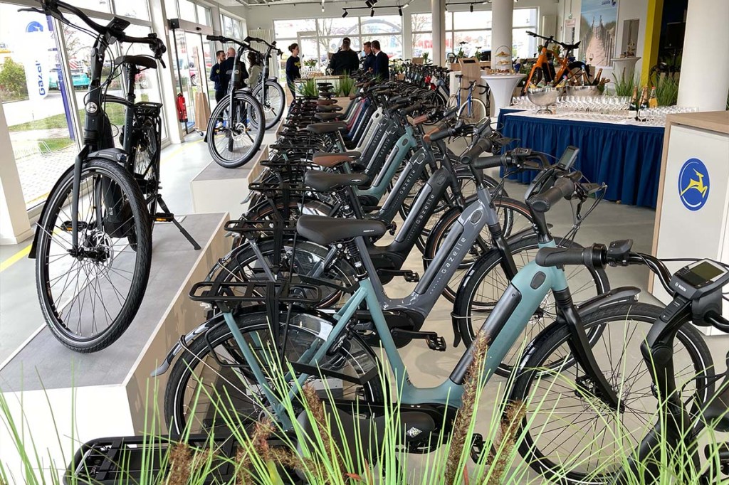 viele Fahrräder in Reihe stehend im Testcenter von Gazelle in Berlin