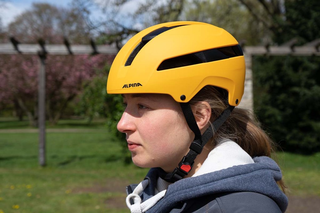 Nahaufnahme Frau mit Fahrradhelm im Park