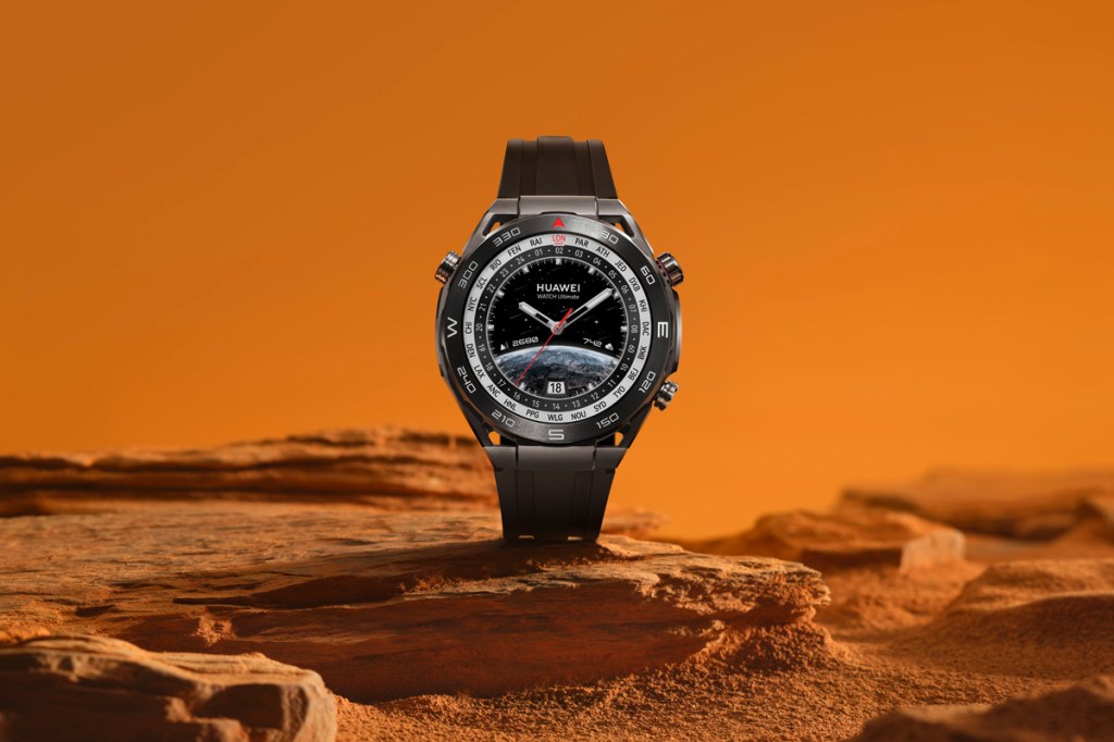 Produktbild der Huawei Watch Ultimate vor einem sandigen Hintergrund.