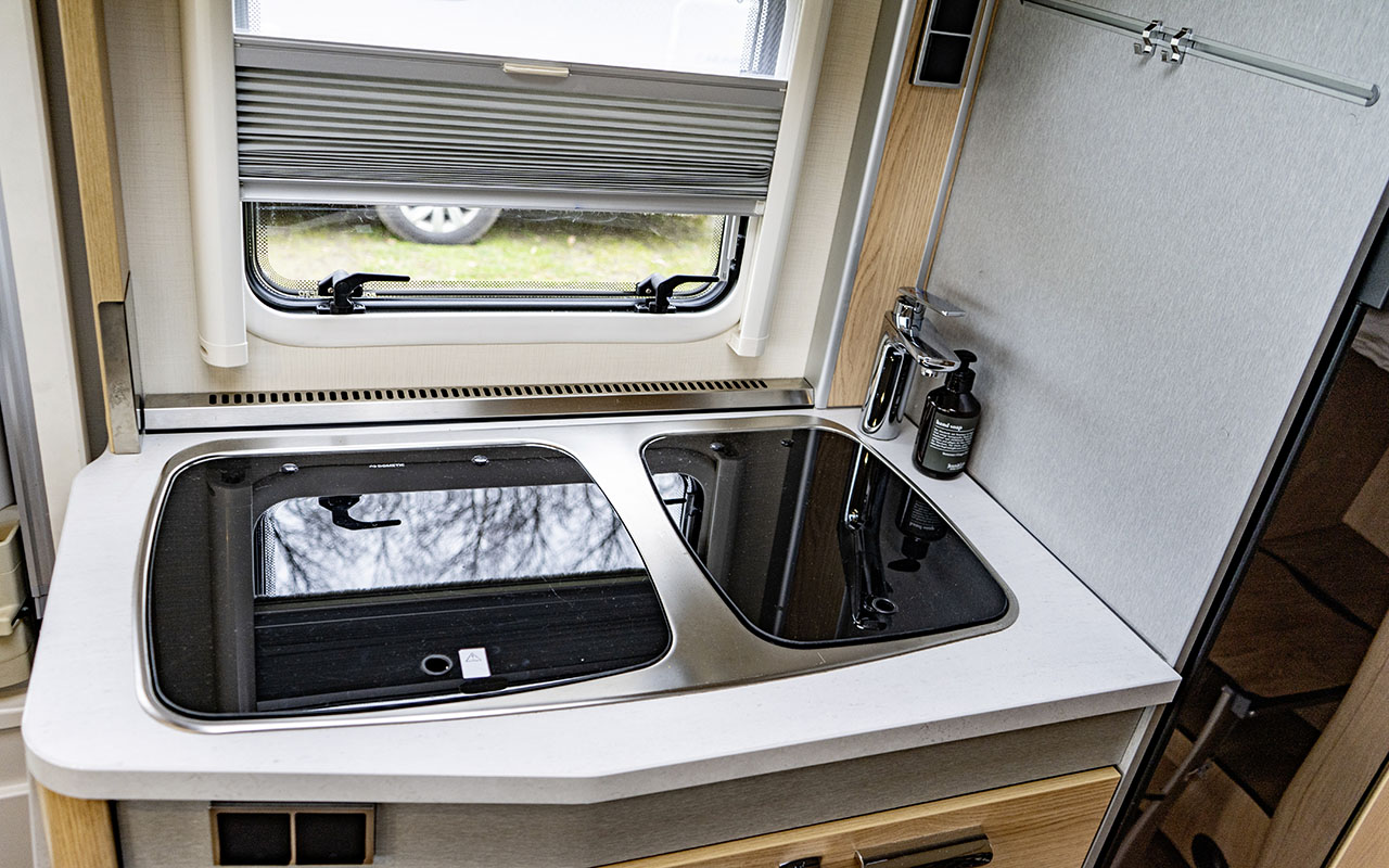 Blick in den Küchenbereich im Hymer B-Klasse Modern Comfort I 580-Wohnmobil.