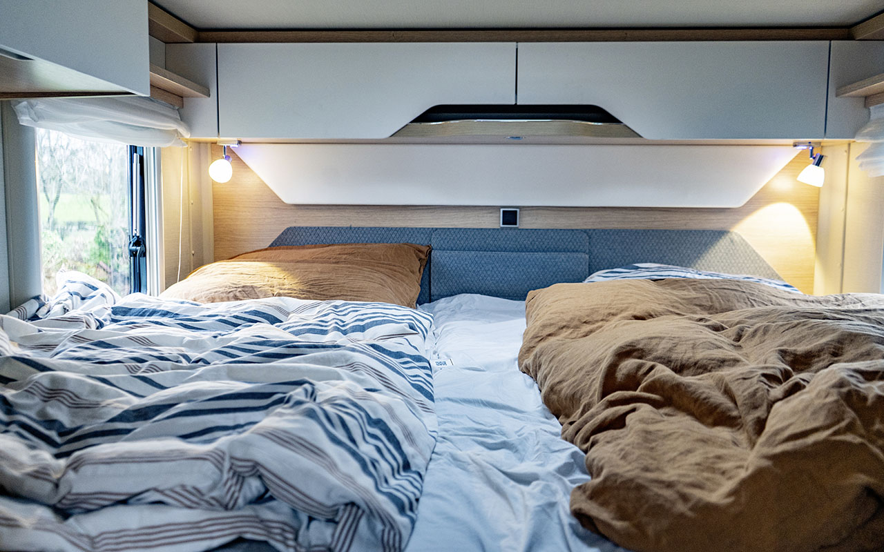 Blick in den Schlafbereich im Hymer B-Klasse Modern Comfort I 580-Wohnmobil.