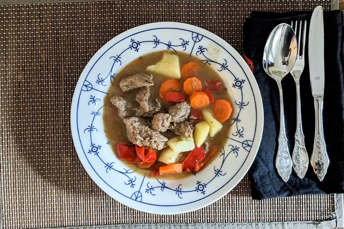 Blau weißer Teller mit Gemüse und Suppe von oben