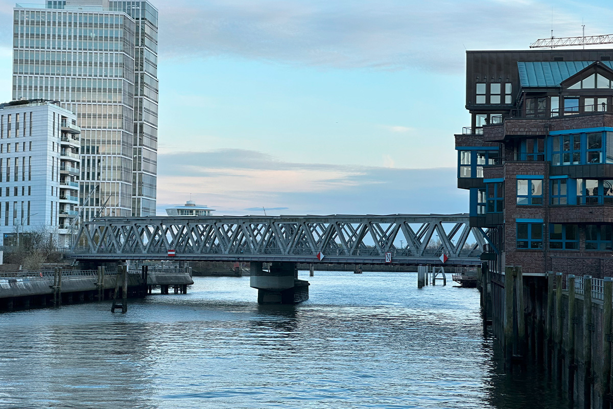 Eine Brücke in der Hafencity, fotografiert mit dem iPhone 14 Pro Max.