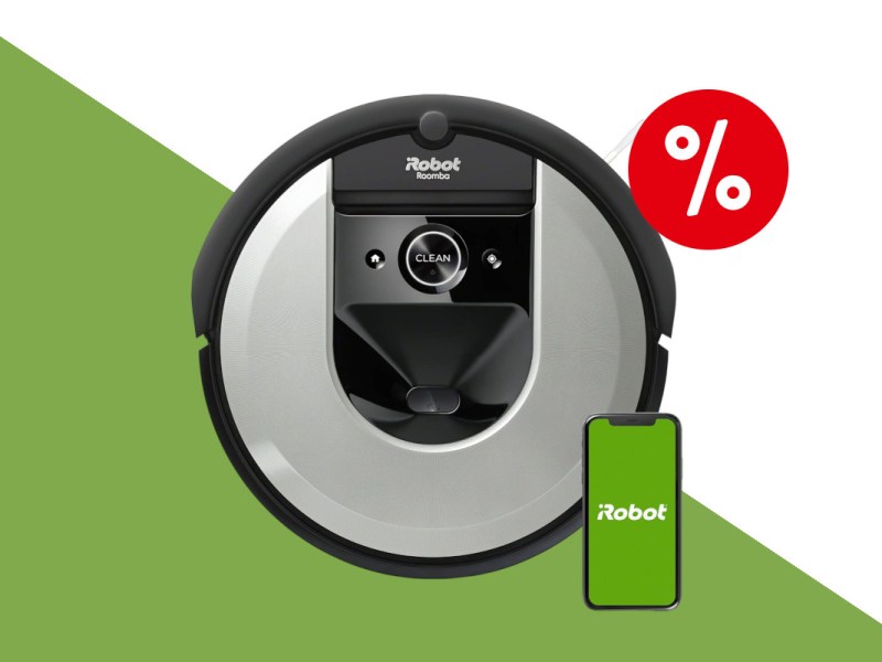 Silbern schwarzer iRobot Roomba i7 Saugroboter von oben in der Mitte mit einem grauen Smartphone mit grünem Bildschirm rechts daneben unten auf grün weißem Hintergrund mit rotem Prozentzeichen oben rechts