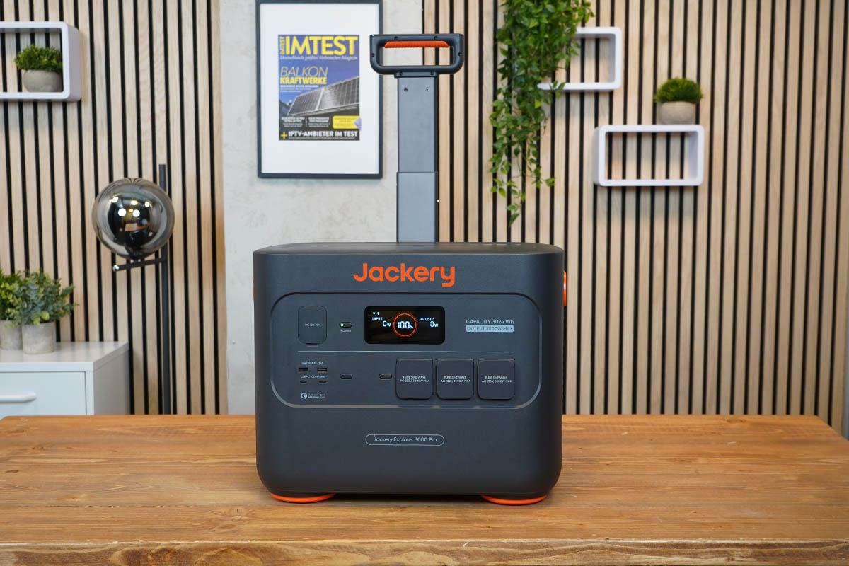 Die Jackery Explorer 3000 Pro mit ausgezogenem Griff vor wohnlichem Hintergrund.