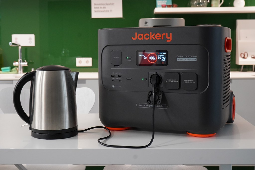 Ein Wasserkocher nutzt die Jackery Explorer 3000 Pro als Energiequelle.