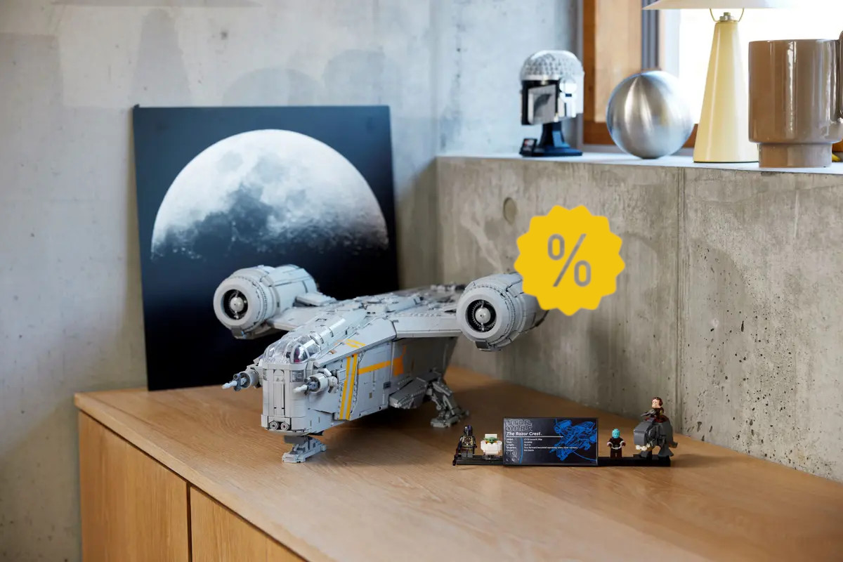 Graues Lego Star Wars Raumschiff aufgebaut auf Holztisch vor Steinwand und Mondbild mit gelben Prozentzeichen rechts mittig