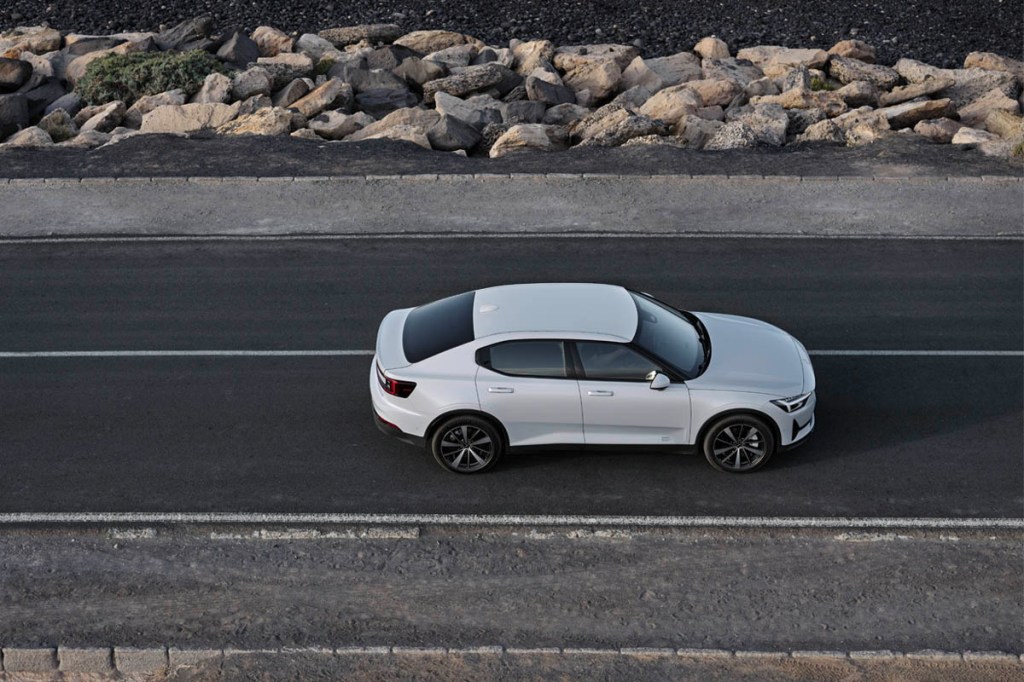 Ein Polestar fährt auf einer geraden Straße.