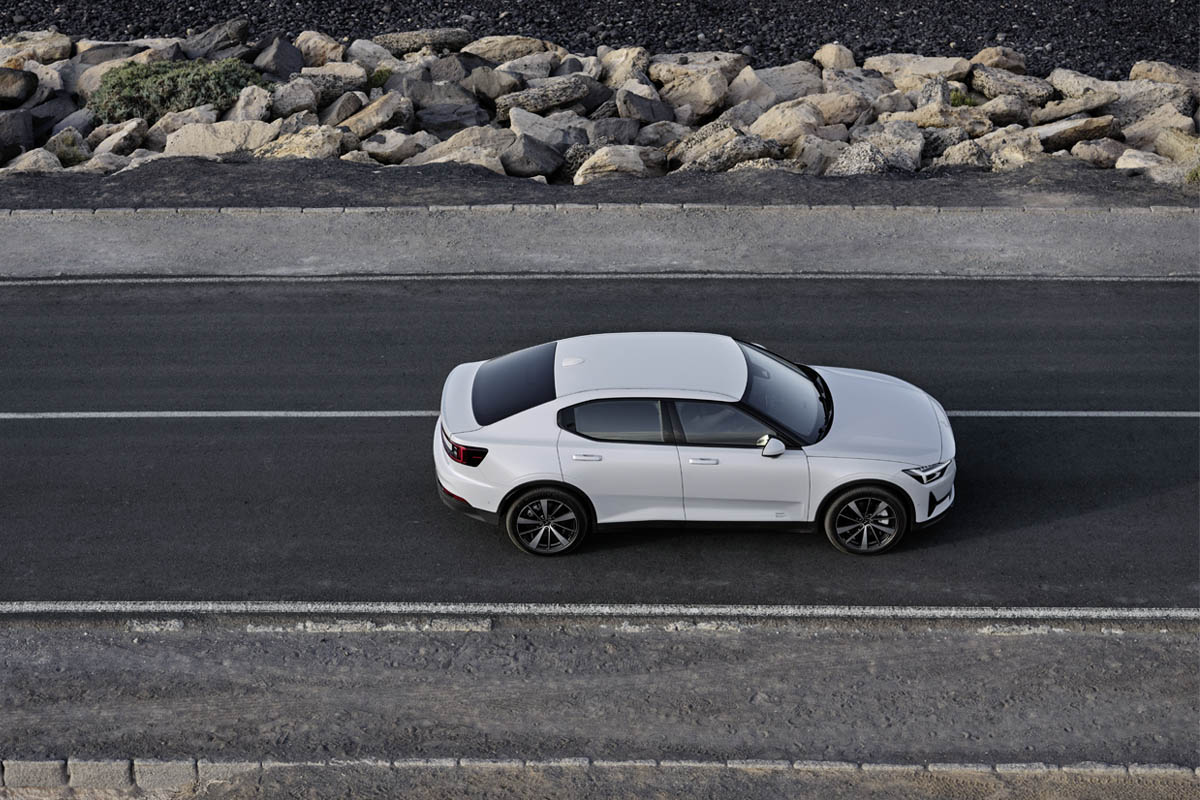 Ein Polestar fährt auf einer geraden Straße.