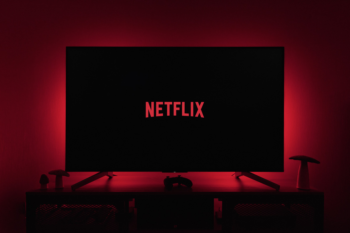 Fernseher mit dem Netflix-Logo und einem roten Hintergrundleuchten.