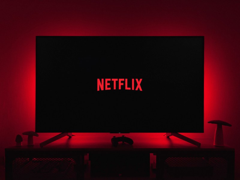 Fernseher mit dem Netflix-Logo und einem roten Hintergrundleuchten.