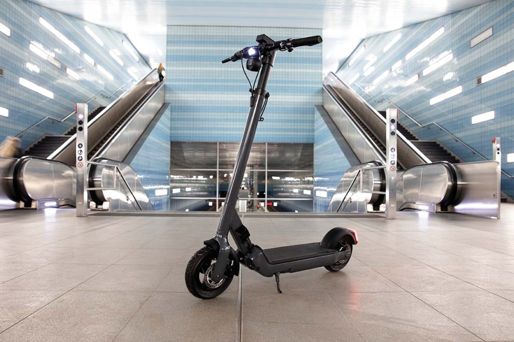 E-Scooter Egret Pro in einem U-bahn Zugang stehend