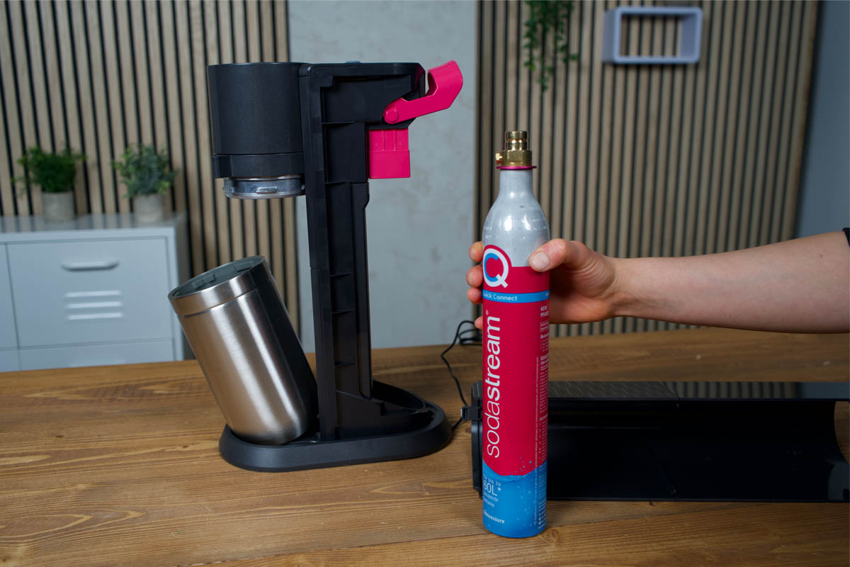 Ausbau des CO2-Zylinders aus dem E-Duo von Sodastream