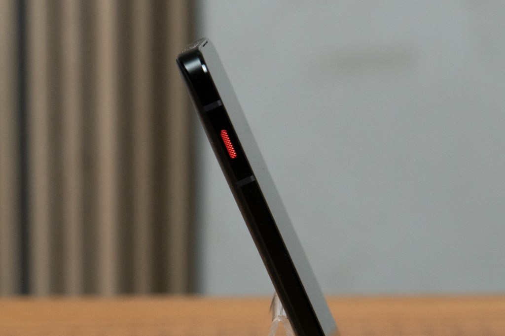 Eine Detailaufnahme des Motorola ThinkPhone, die den roten Knopf zeigt.