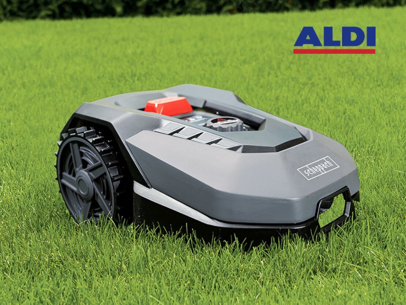 Grauer Scheppach-Mähroboter schräg von Vorne auf grünem Gras mit Aldi schriftzug oben rechts