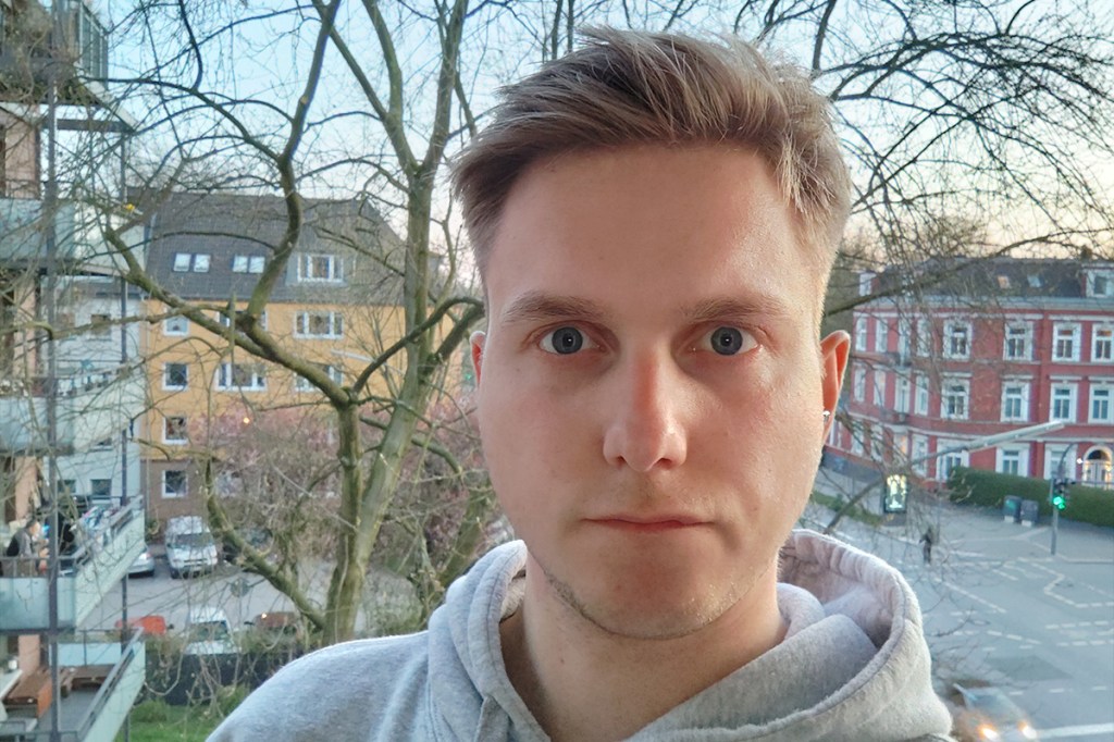 Testredakteur Pascal Bartholomäus ist auf dem Selfie zu sehen.