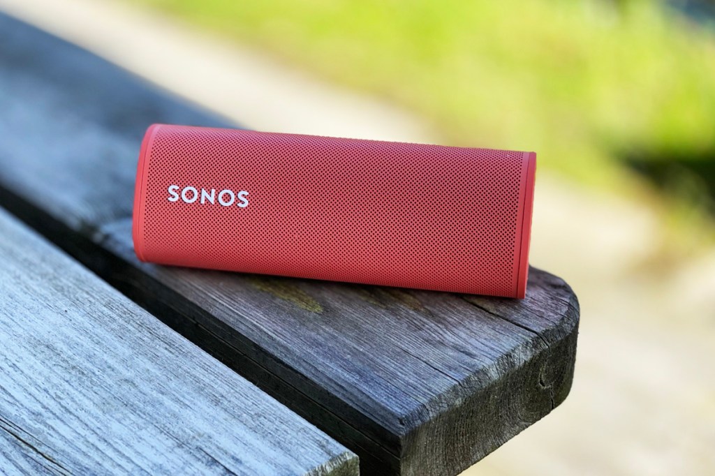 Sonos Roam auf Holztisch