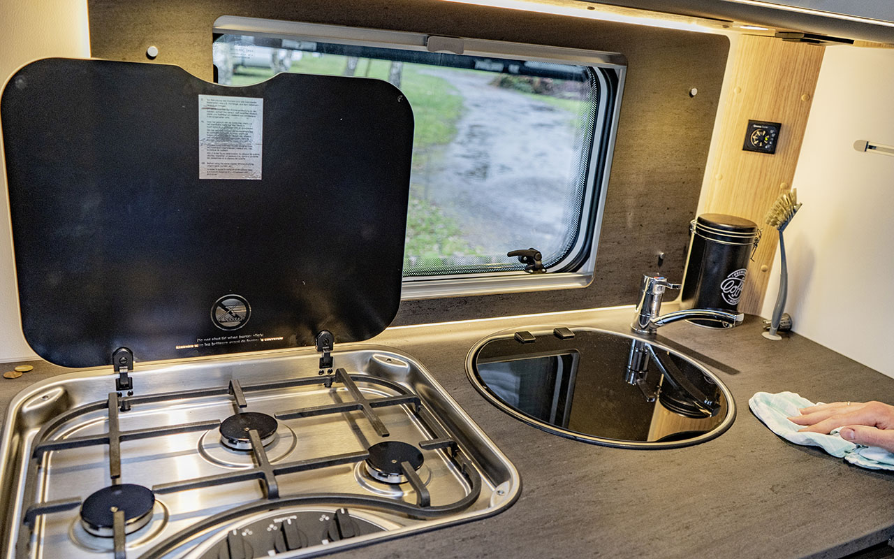 Detailbild Küchenblock im Wohnmobil Sunlight A70 Adventure Line.