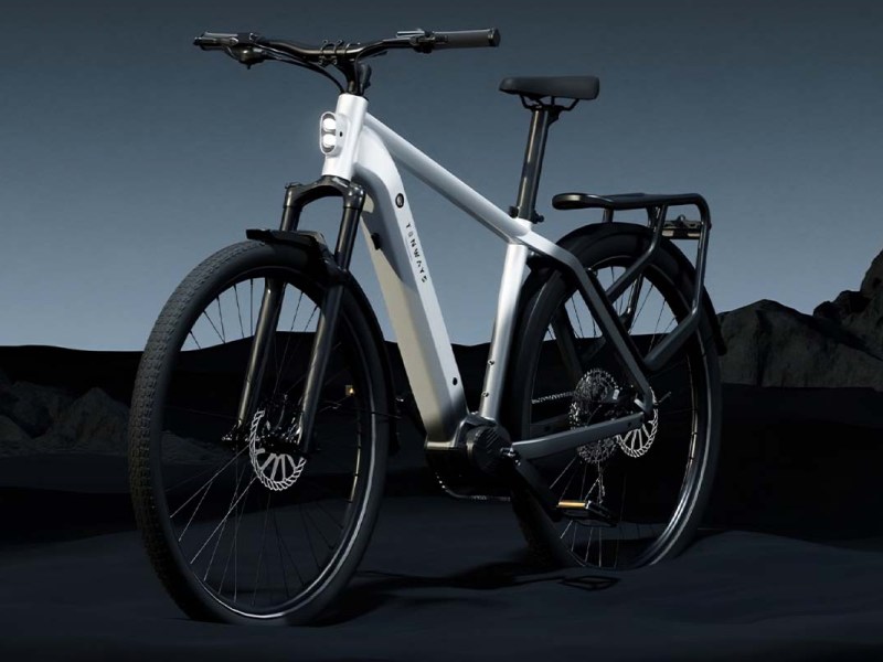 Productshot E-bike Tenways Ago X vor dunklem Hintergrund
