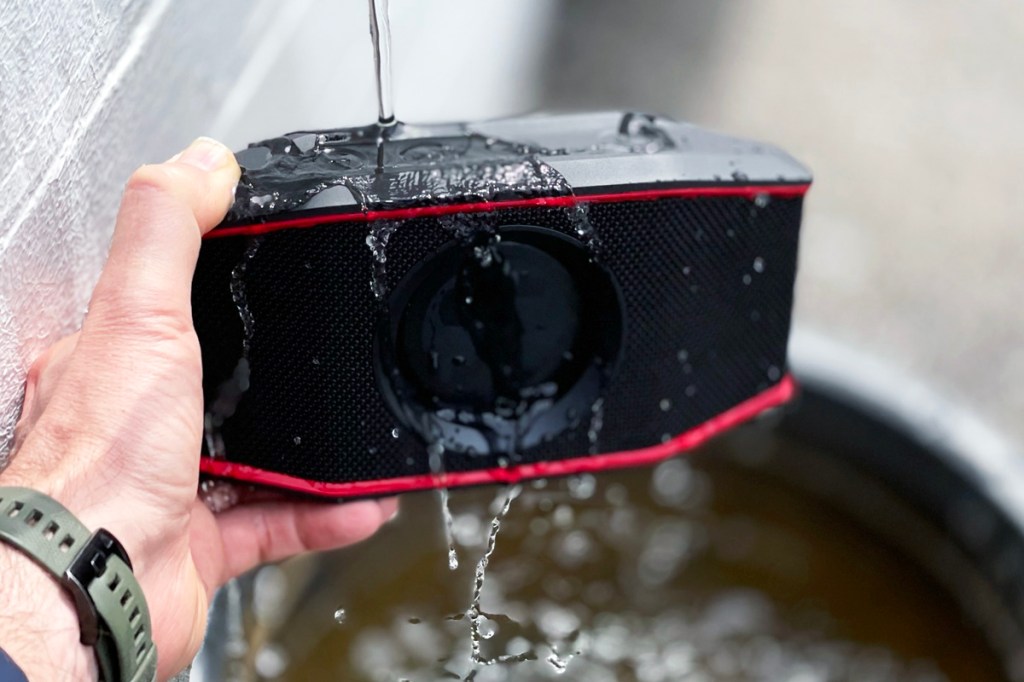 Teufel Rockster Go unterm Wasserhahn