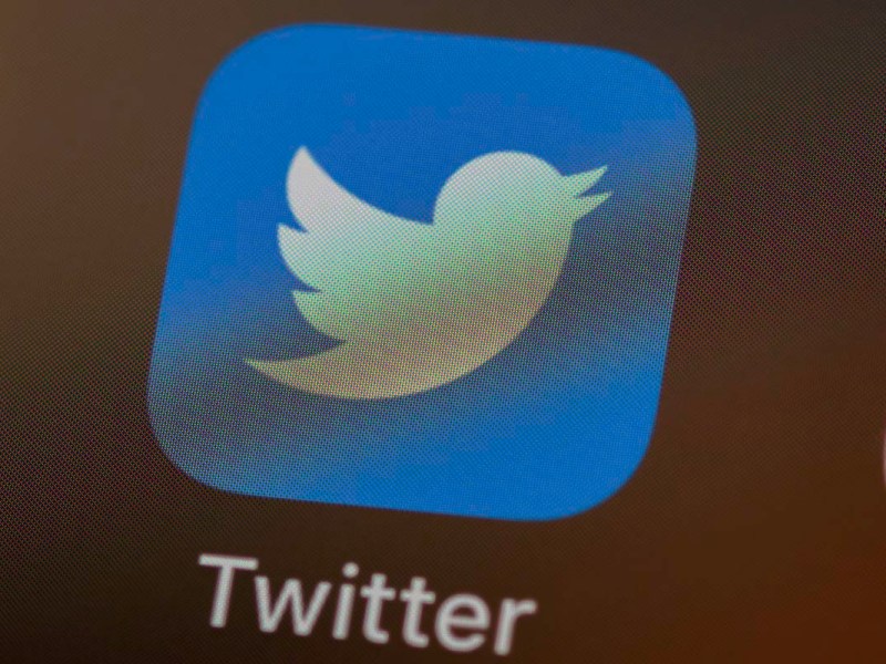 Das Twitter-Logo auf einem Smartphone.