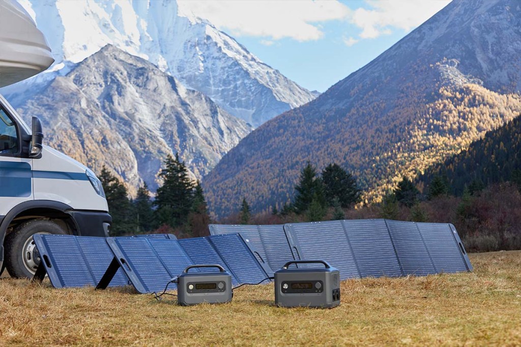 Die beiden neuen Ugreen Power Stations mit Solarpanels vor Berg-Panorama.