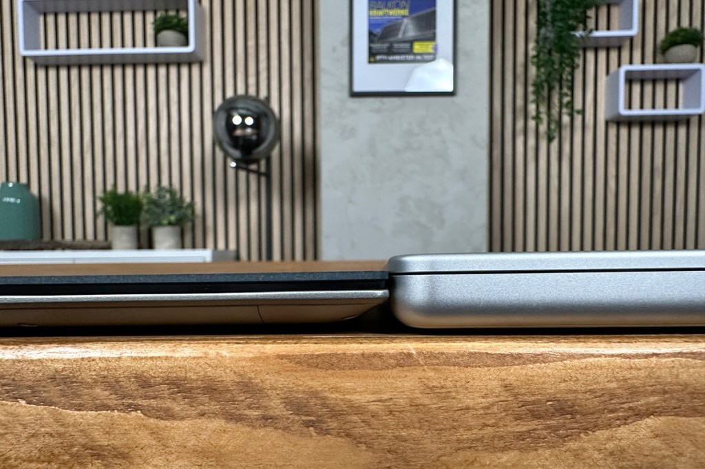 Das Asus Zenbook S 13 OLED neben einem MacBook Pro mit M1-Pro-Chip.