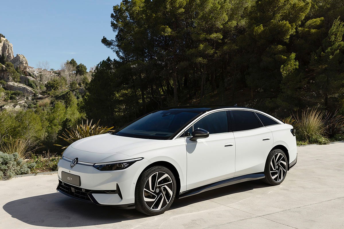 Volkswagen ID.7 in wei0 vor Bäumen.