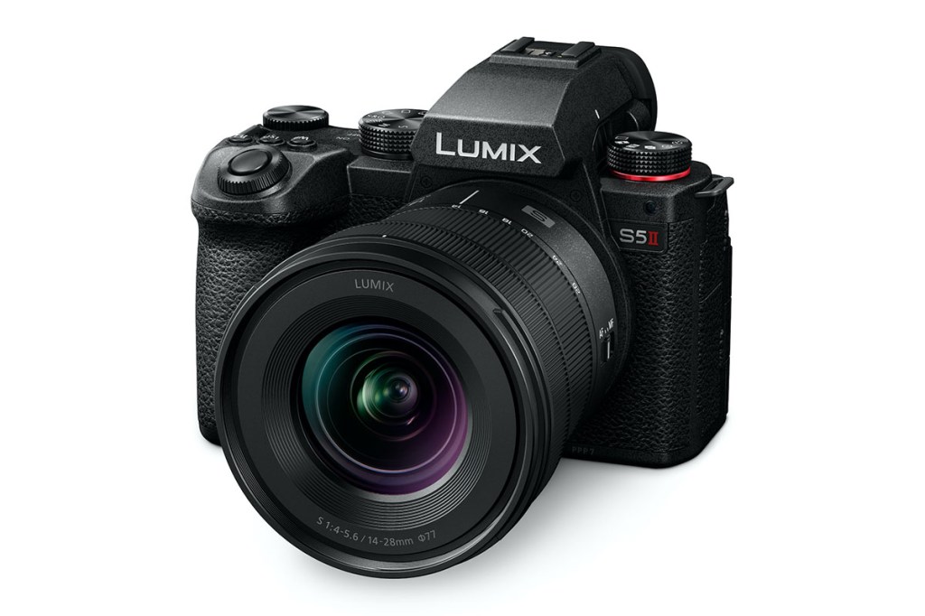 Panasonic Lumix S5II frontal betrachtet mit Objektiv