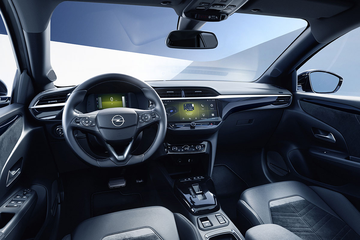 Innenansicht E-Auto mit Lenkrad und Infotainment-Display.