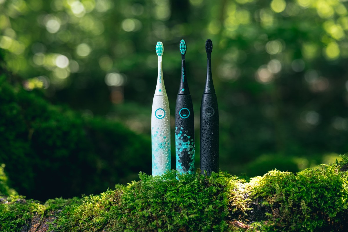 Drei happybrush Eco VIBE 3 in grünem Moos