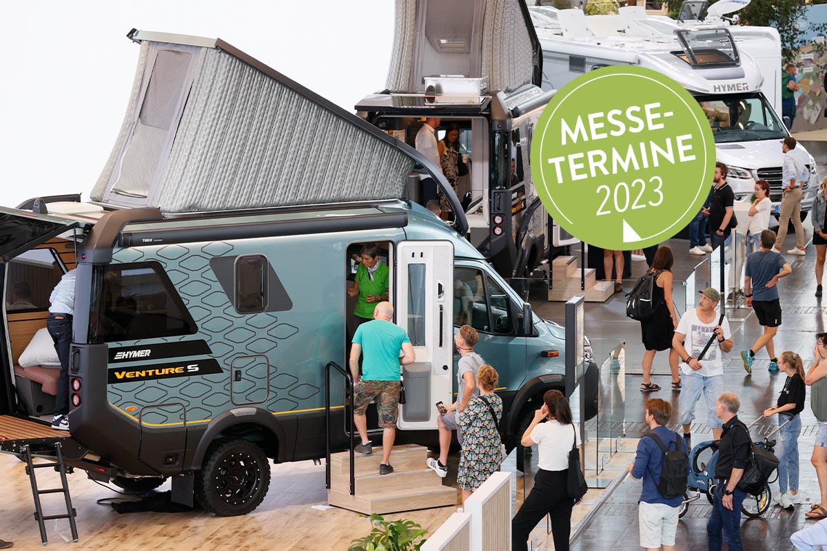 Menschenansammlung auf einem Messegelände für Camping.