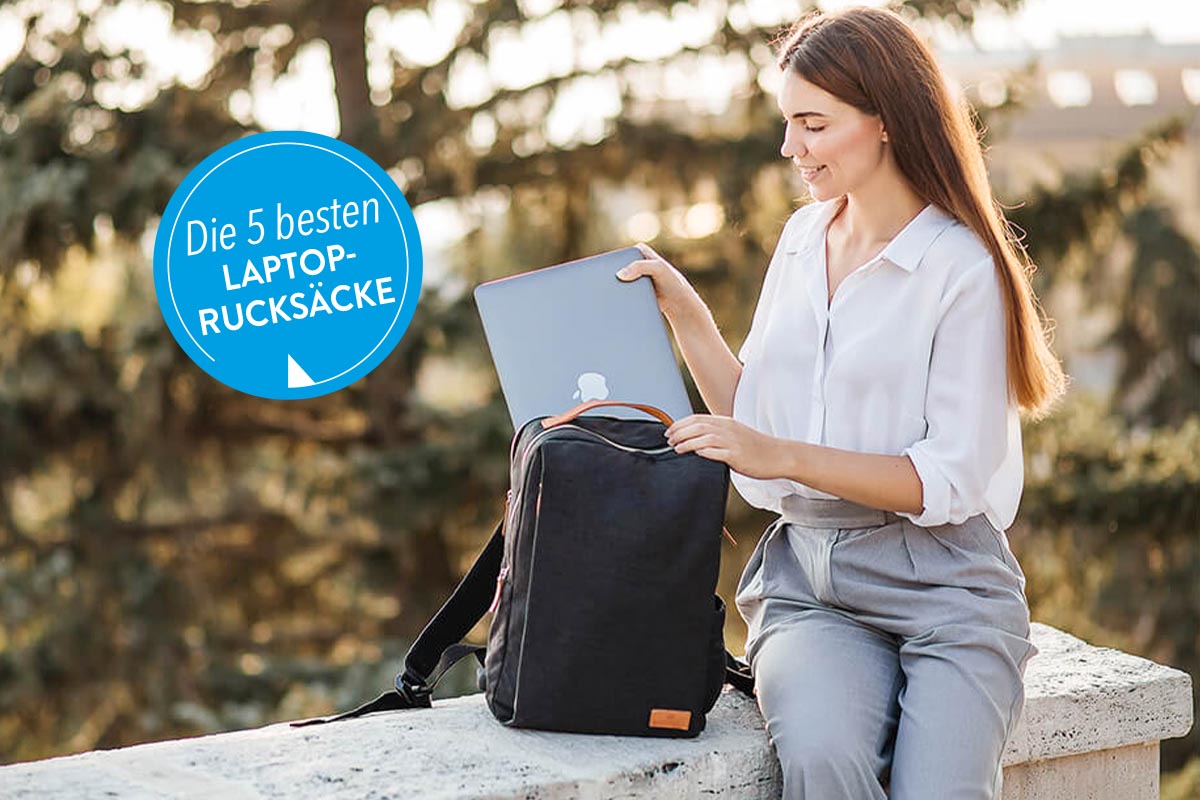Frau mit einem Laptop-Rucksack auf einer Steinmauer sitzend.