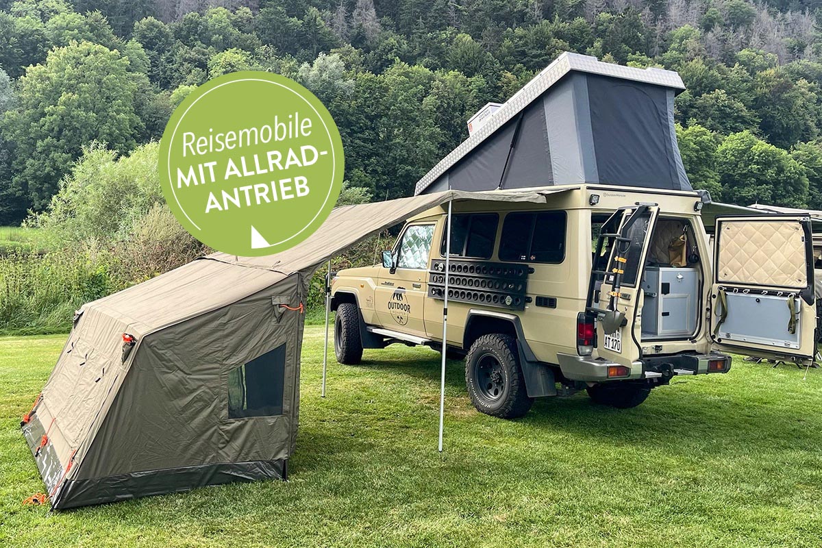 Wohnmobile für Abenteurer: Land Cruiser mit aufgestelltem Hochdach und Beistellzelt vor Waldlandschaft.