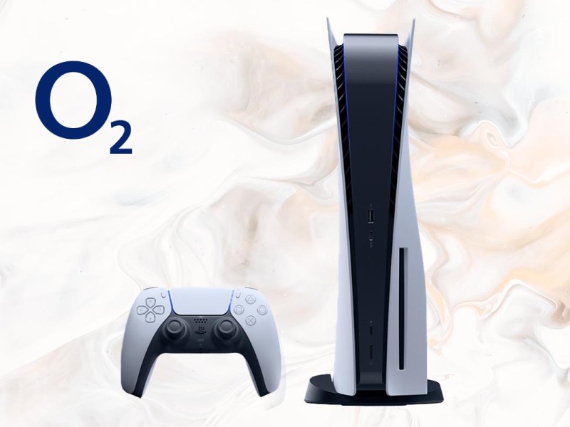 Die Sony PlayStation 5 Disc in weiß vor einem beigen Hintergrund