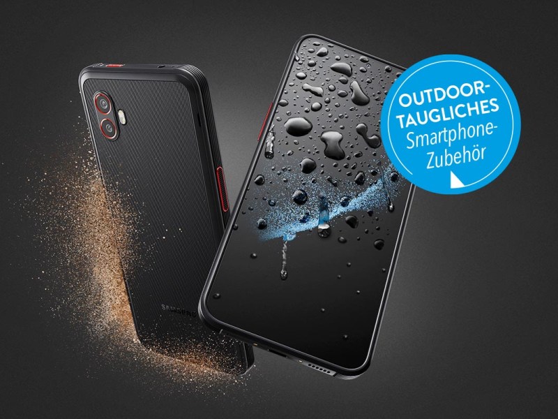Zwei Smartphones in einer Samsung Hülle vor dunklem Grund.