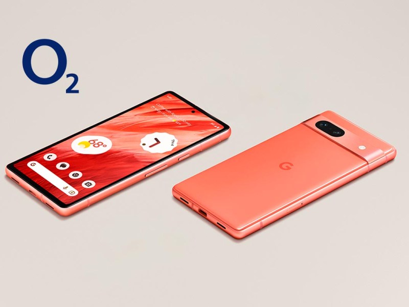 Google Pixel 7a in Coral vor beigem Hintergrund