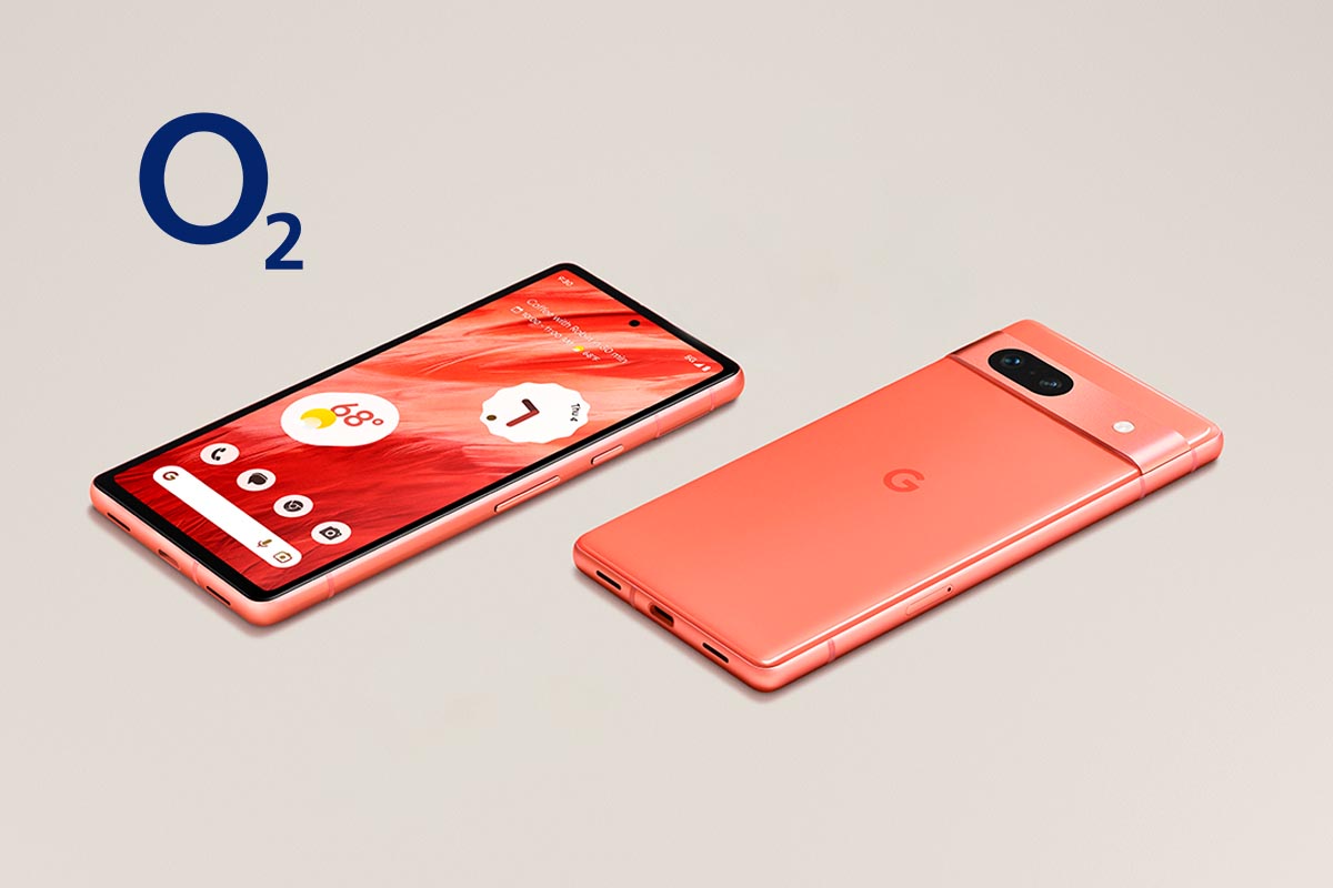 Google Pixel 7a in Coral vor beigem Hintergrund