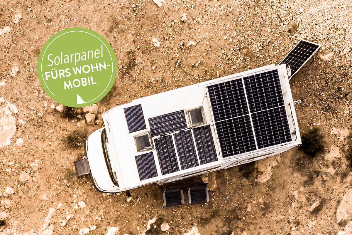 Ein Wohnmobil mit Solarpanelen auf dem Dach.