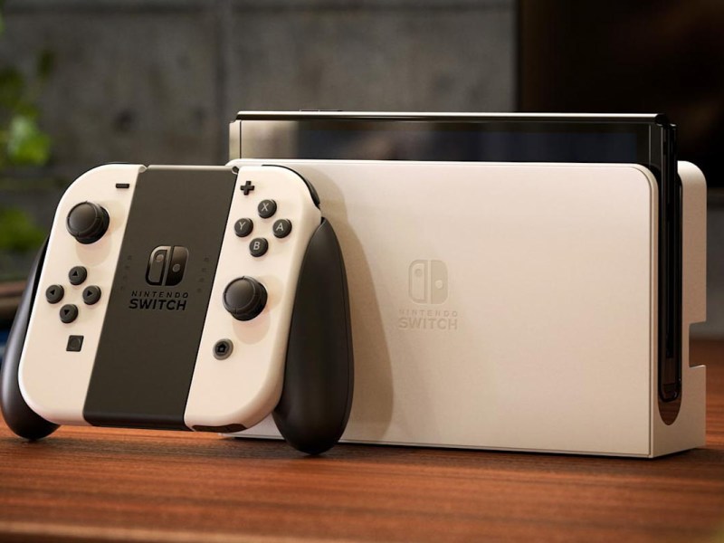 Nintendo Switch OLED auf einem Holztisch.