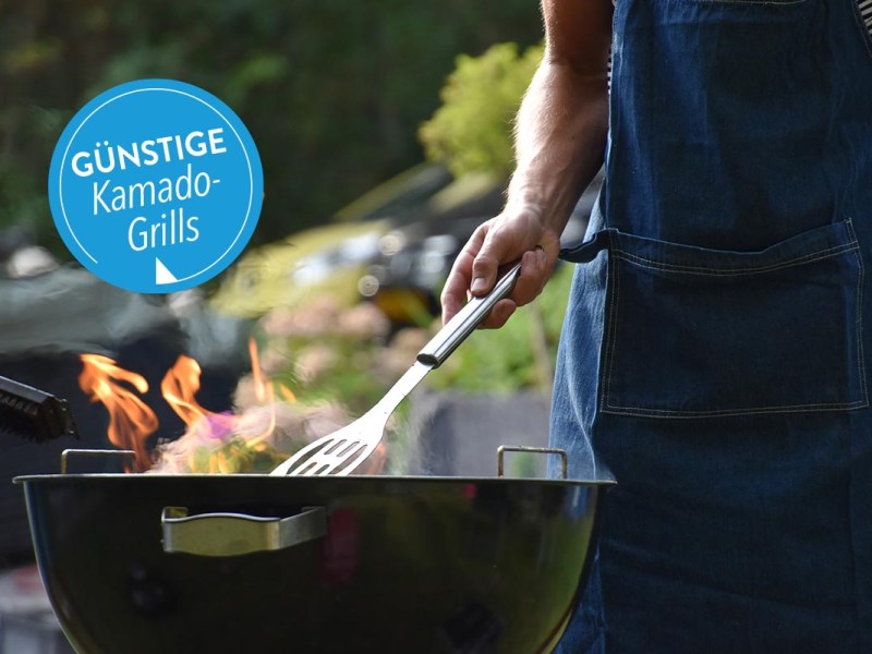 Person steht an einem Grill.
