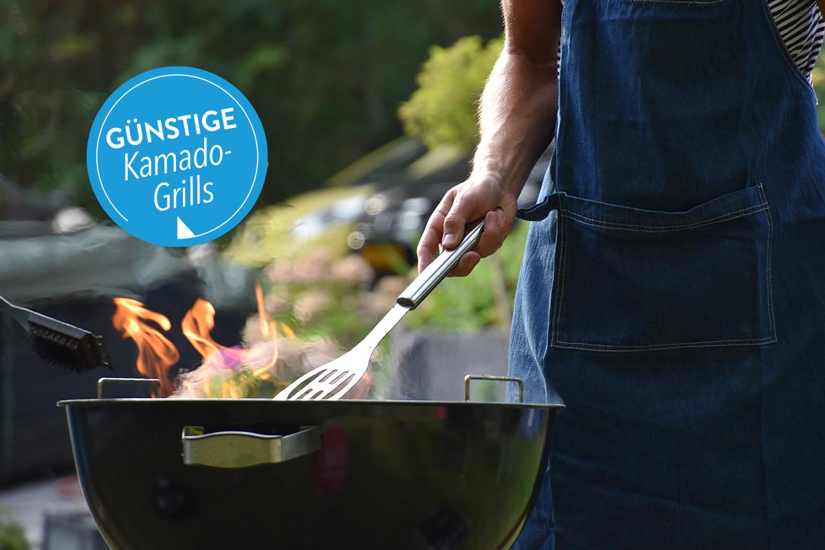 Person steht an einem Grill.