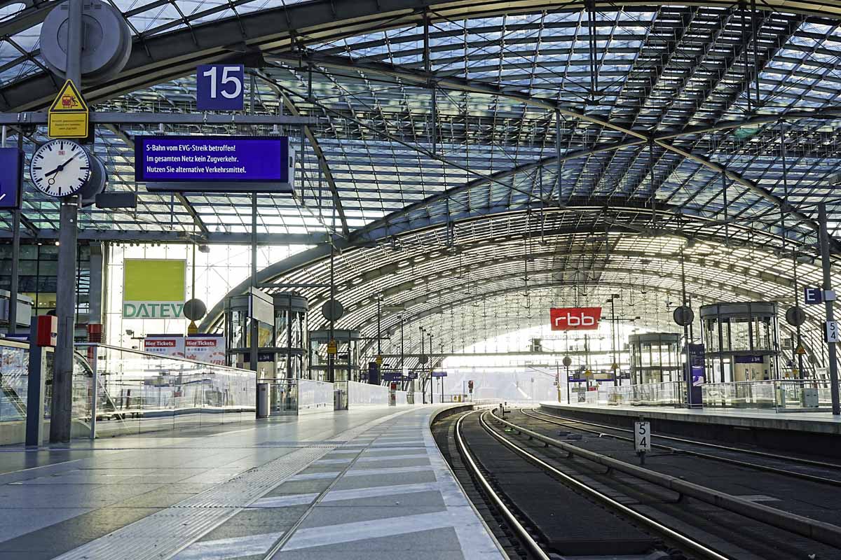 Ein leerer Bahnsteig am Berliner Hauptbahnhof.