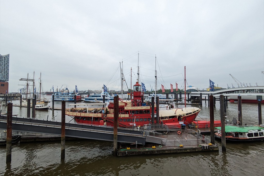 Ein Boot liegt am Hamburger Hafen.