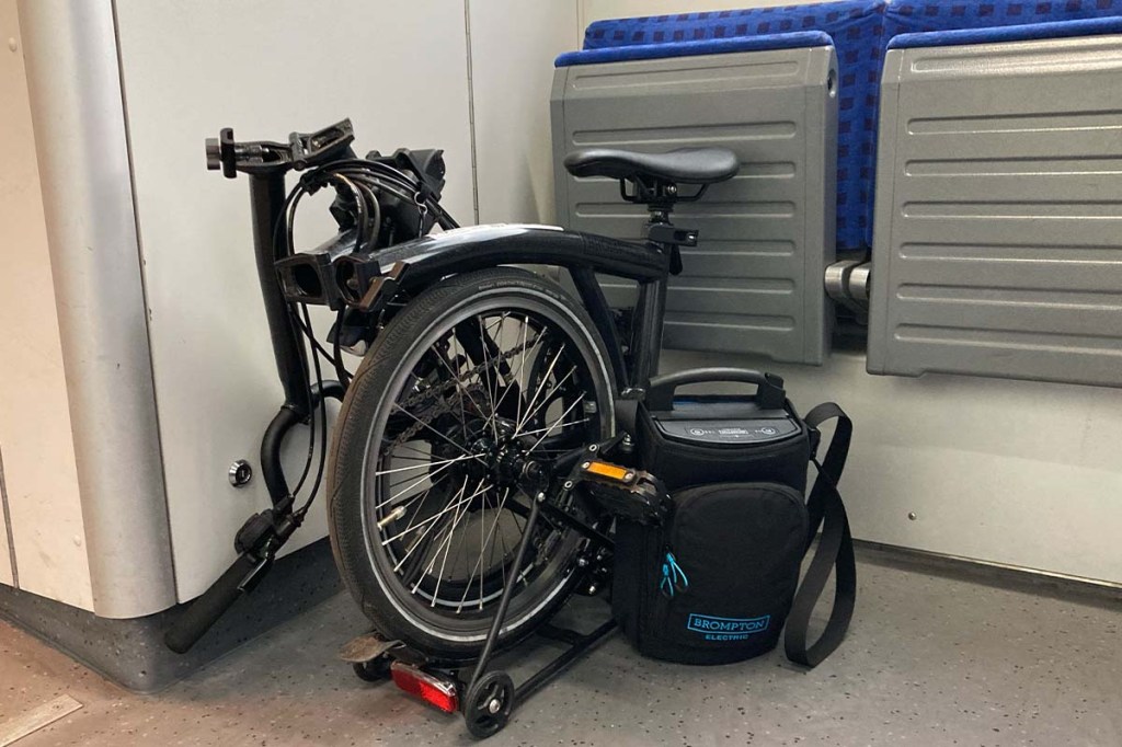 E-bike von Brompton zusammengeklappt in der Bahn