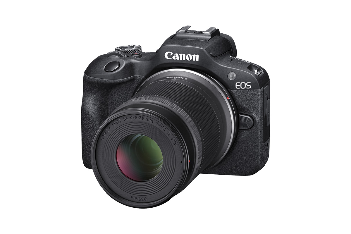 Die Canon EOS R100 vor weißem Hintergrund.